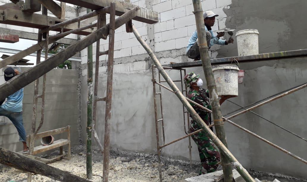 Progress 50%, Satgas TMMD Bojonegoro Dan Warga Plester Dinding Gedung Sekolah