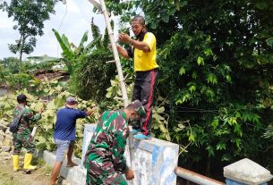 Komandan SSK Satgas TMMD Bojonegoro Bersama Masyarakat Jatimulyo Benahi PJU