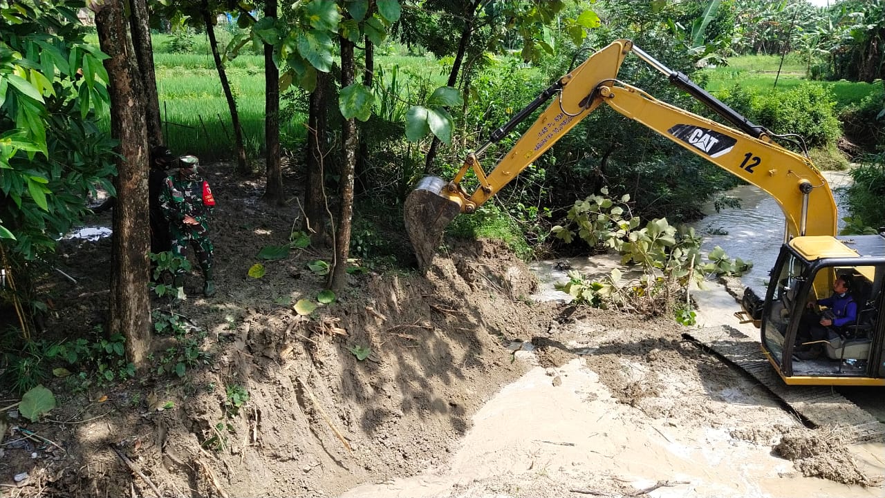 Datangkan Mesin Keruk, Satgas TMMD Bojonegoro Percepat Normalisasi Sungai