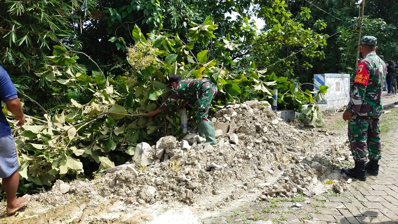 Danramil Tambakrejo, Arahkan Satgas TMMD Bojonegoro Bersihkan Ranting Pohon
