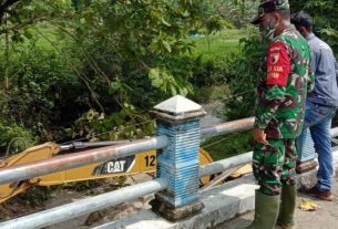 Komandan SSK Satgas TMMD Bojonegoro Cek Pengerjaan Drainase