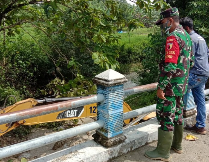 Komandan SSK Satgas TMMD Bojonegoro Cek Pengerjaan Drainase
