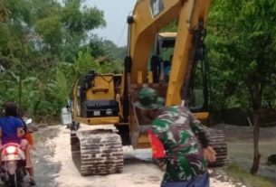 Babinsa Jatimulyo, Kawal Ekskavator Menuju Lokasi TMMD 110 Bojonegoro