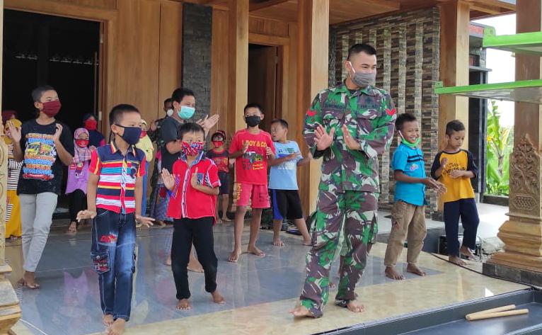 Satgas TMMD Kodim Bojonegoro Latih Anak-Anak Jatimulyo Senam Poco Poco