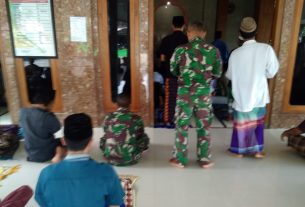 Di Tengah Aktifitas, Satgas TMMD Bojonegoro Tetap Laksanakan Ibadah