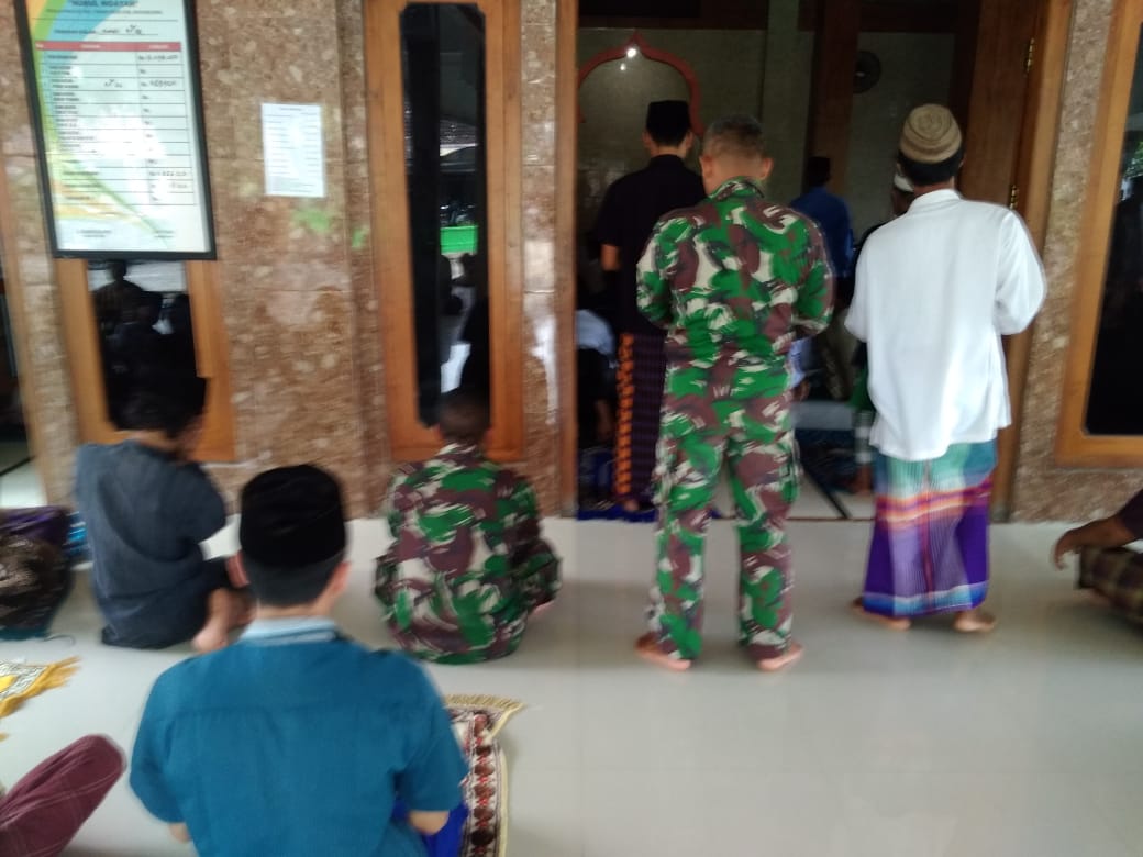 Di Tengah Aktifitas, Satgas TMMD Bojonegoro Tetap Laksanakan Ibadah