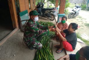 Cegah Covid-19, Satgas TMMD Bojonegoro Berikan Masker Masyarakat Perajin Tikar Pandan