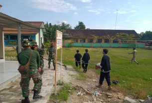 Perindah Balai Desa, Satgas TMMD Bojonegoro Dan Masyarakat Buat Taman Toga