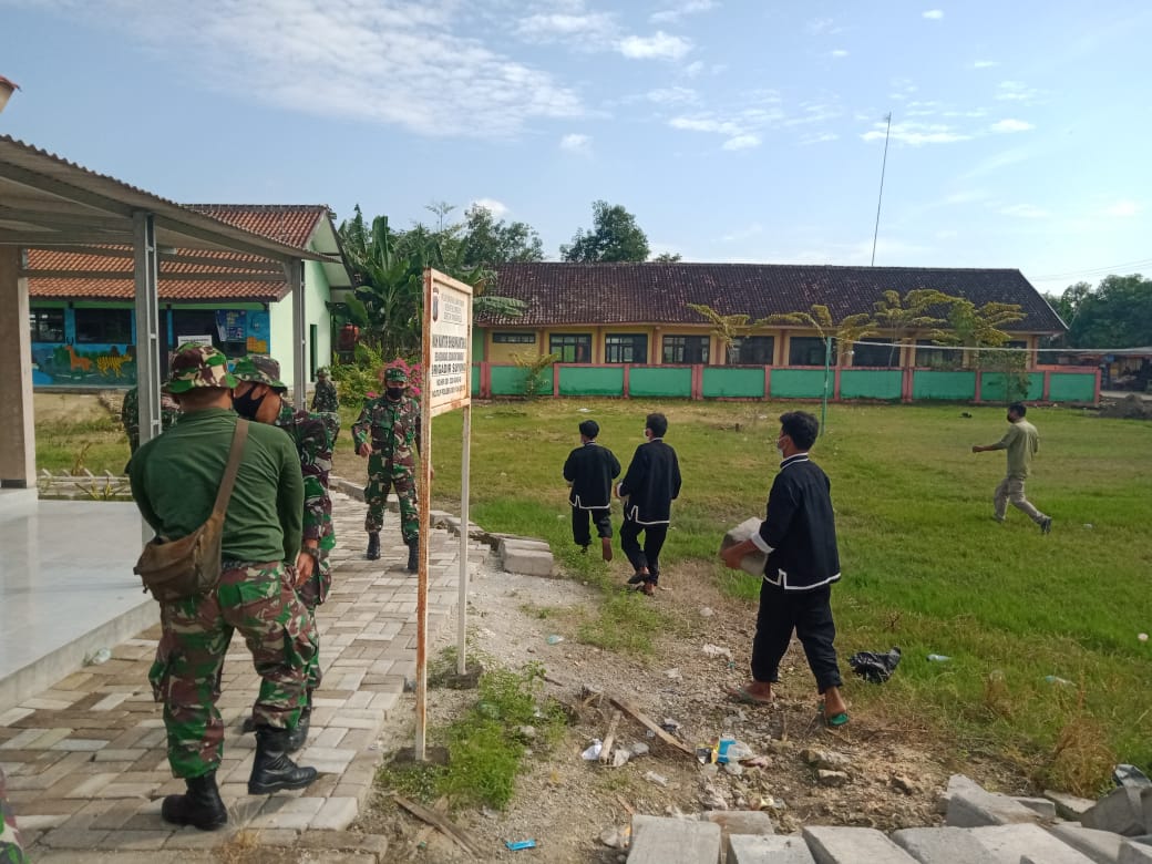 Perindah Balai Desa, Satgas TMMD Bojonegoro Dan Masyarakat Buat Taman Toga