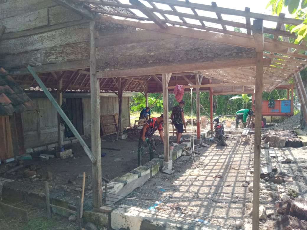 Peduli, Satgas TMMD Bojonegoro Bantu Perbaiki Atap Rumah Warga