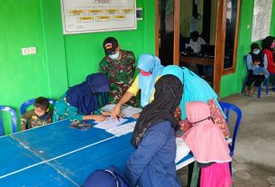 Bantu Warga Urus KTP/KK, Satgas TMMD Bojonegoro Himbau Tetap Patuhi Prokes