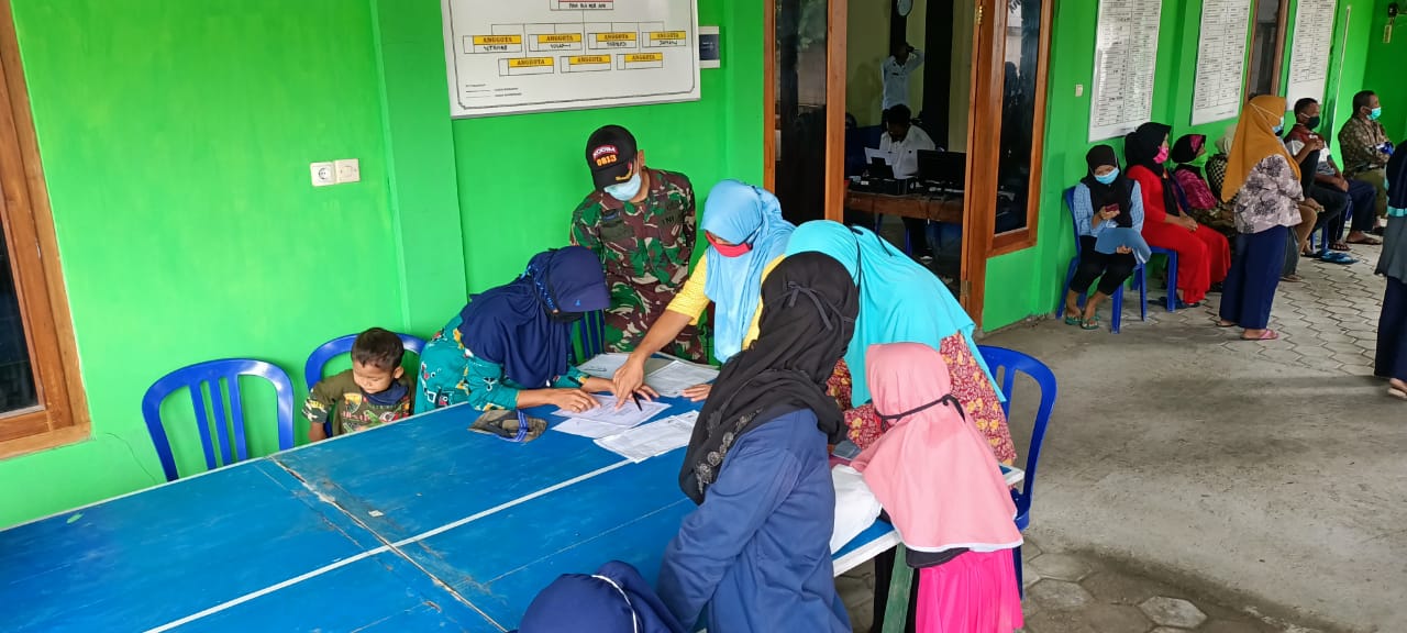 Bantu Warga Urus KTP/KK, Satgas TMMD Bojonegoro Himbau Tetap Patuhi Prokes