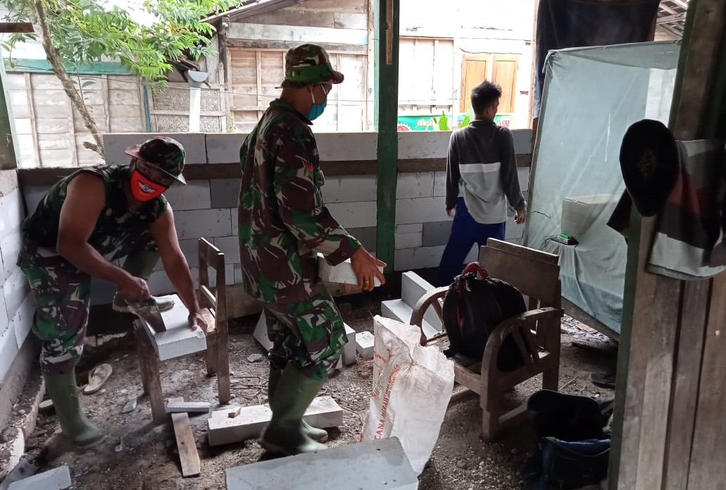Program Fisik TMMD Bojonegoro, Satgas Kerjakan Renovasi Rumah Marjono
