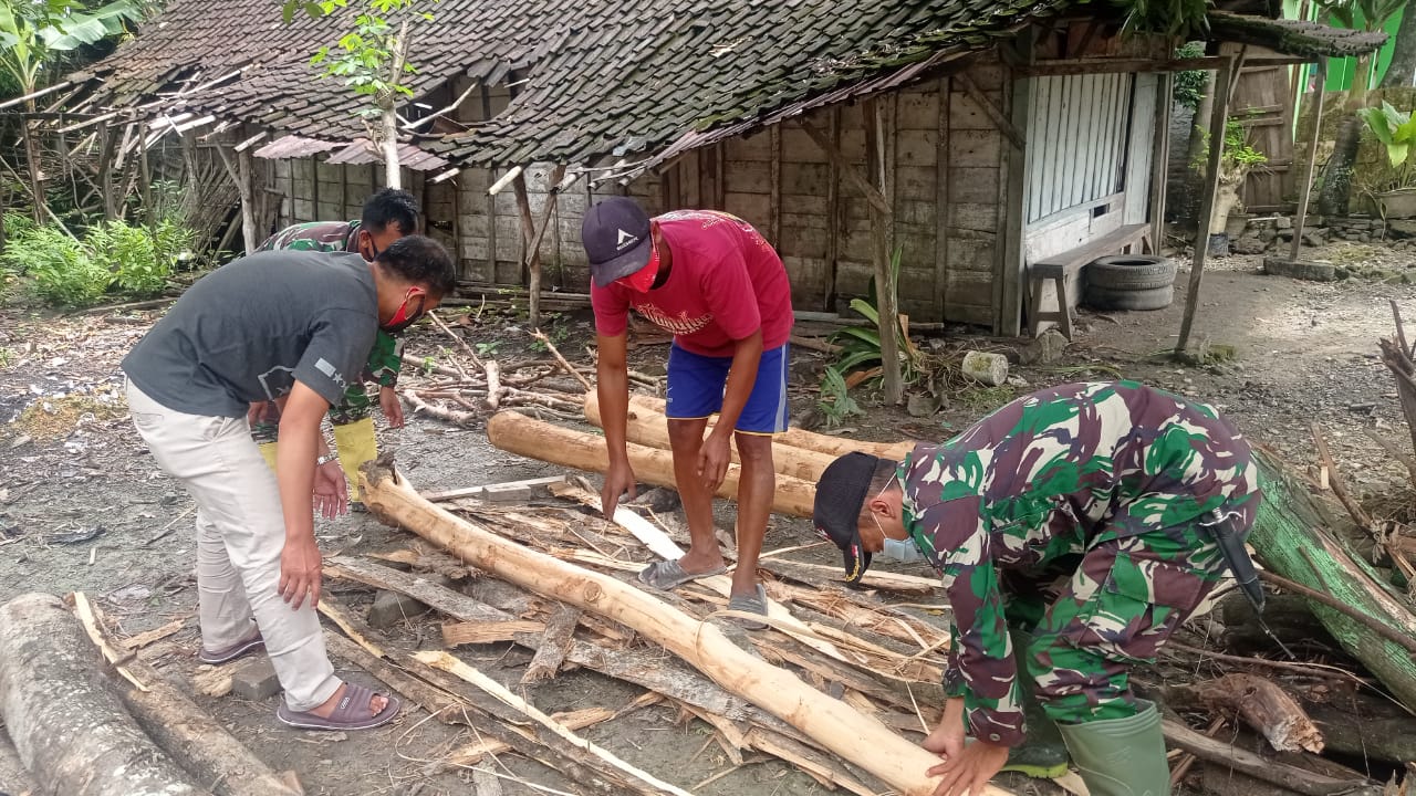 Dirikan Poskamling, Satgas TMMD Bojonegoro Bantu Warga Kupas Kulit Kayu Jati