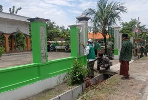 Satgas TMMD Bojonegoro Bersama Warga Cat Pagar Masjid Jatimulyo