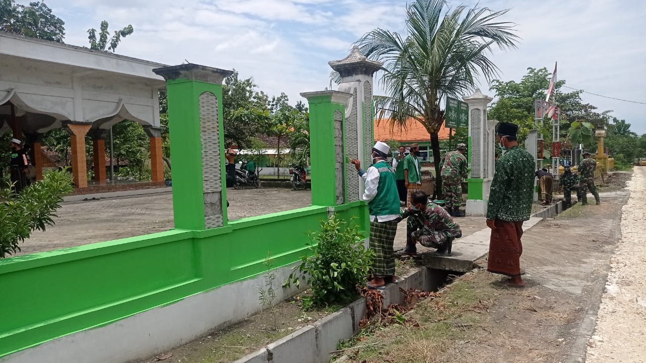 Satgas TMMD Bojonegoro Bersama Warga Cat Pagar Masjid Jatimulyo