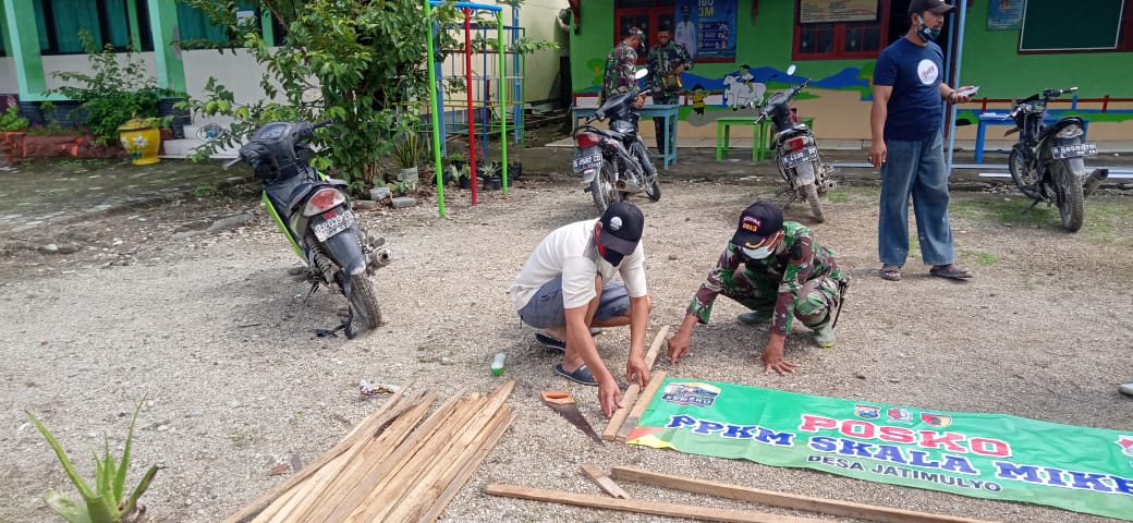 Satgas TMMD Bojonegoro Bantu Dirikan Posko PPKM Skala Mikro Desa Jatimulyo