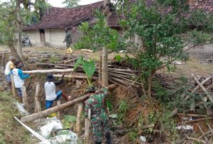 Dukung Program TMMD Bojonegoro, Satgas Bersama Warga Perbaiki Saluran Drainase