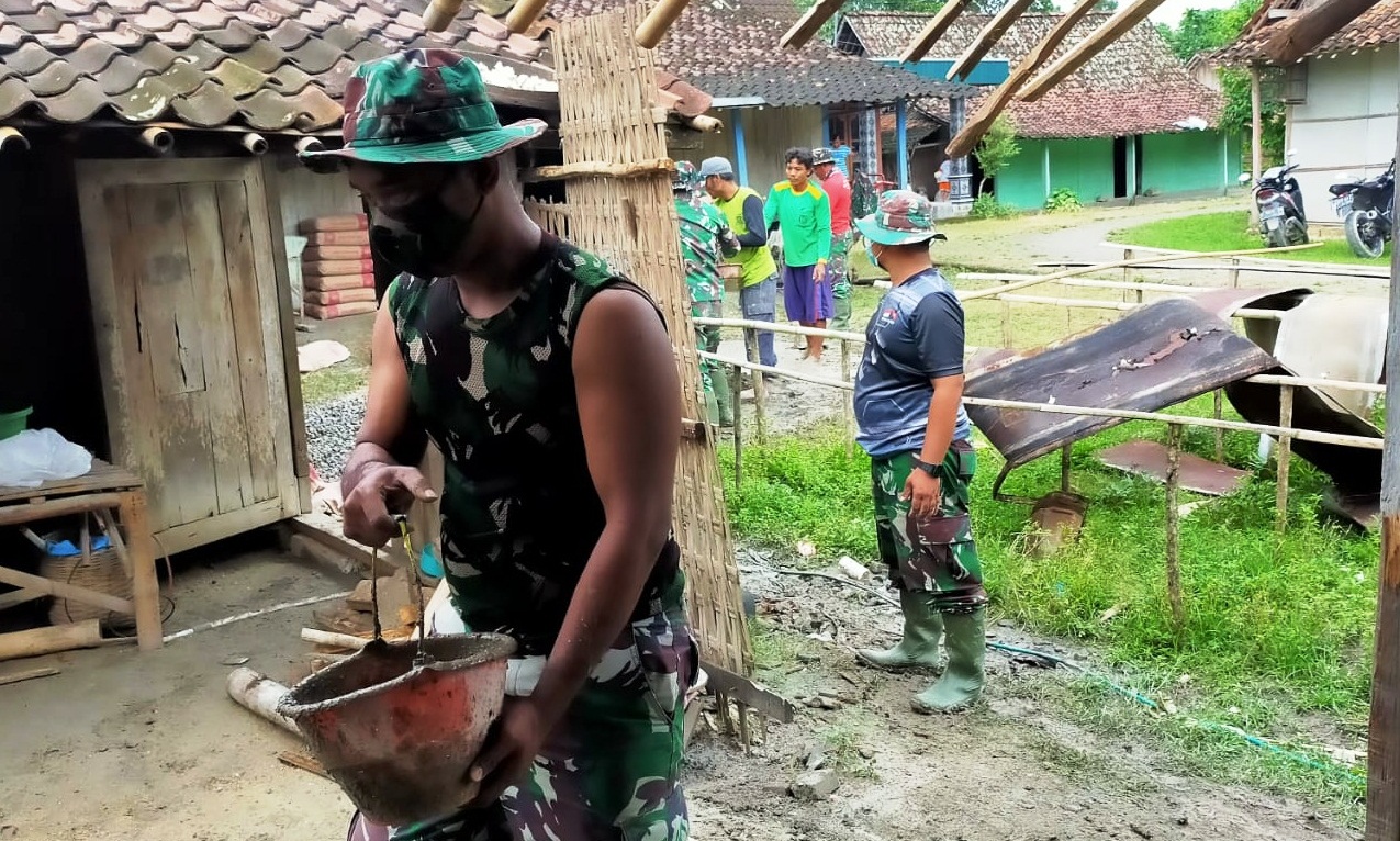 Antusias Warga Bersam Satgas TMMD Bojoegoro Renovasi Rumah Warga Program Aladin