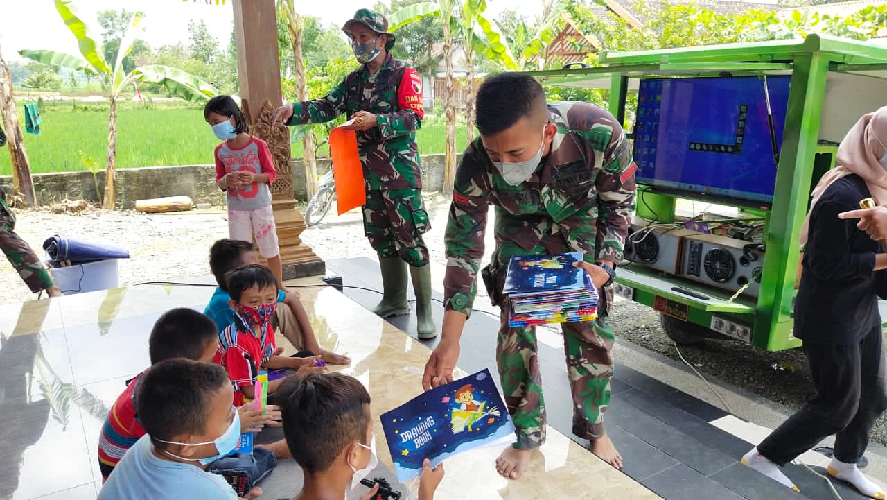 Satgas TMMD Bojonegoro Berikan Ilmu Pengetahuan Tambahan Anak-Anak Jatimulyo