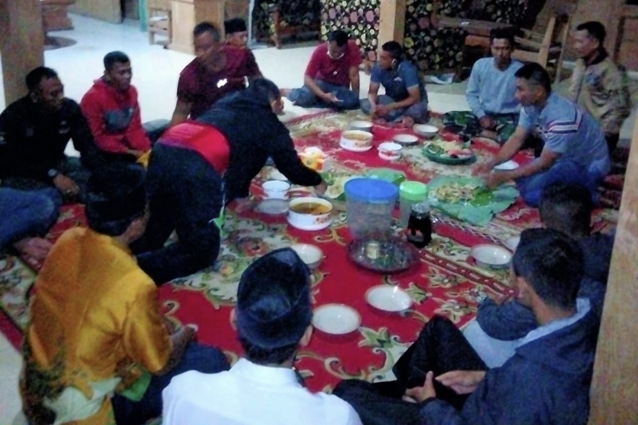 Satuan Tugas TMMD Bojonegoro Guyub Rukun Makan Malam Bersama