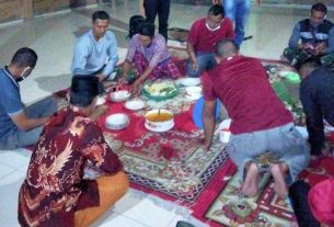 Kebersamaan, Satgas TMMD Bojonegoro Dan Warga Makan Bareng