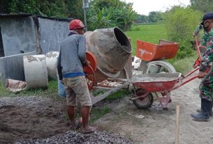 Satgas TMMD Bojonegoro Bersama Warga Kompak Cor Lantai Drainase