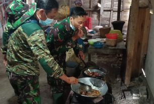 Satgas TMMD Kodim Bojonegoro Bantu Sawilah Goreng Belalang