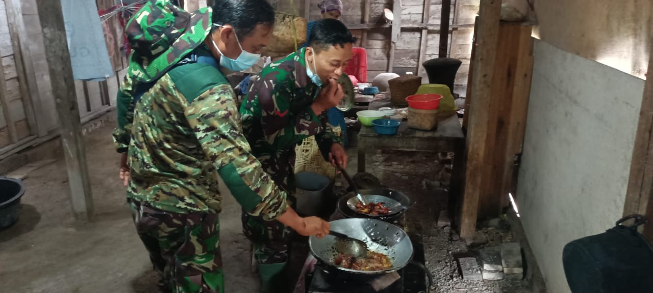 Satgas TMMD Kodim Bojonegoro Bantu Sawilah Goreng Belalang