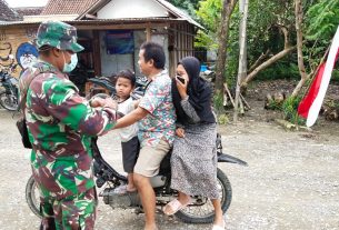 Peduli Sebaran Covid-19, Satgas TMMD Bojonegoro Bagikan Masker