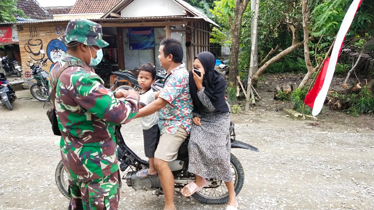 Peduli Sebaran Covid-19, Satgas TMMD Bojonegoro Bagikan Masker