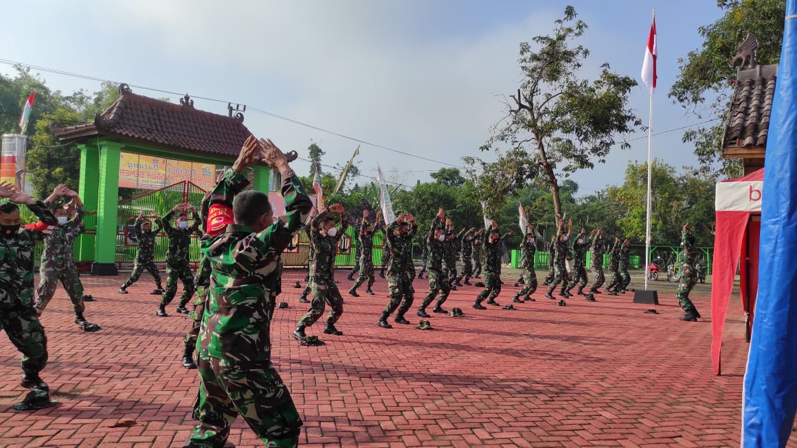 Tetap Bugar, Satgas TMMD Kodim Bojonegoro Senam Bersama