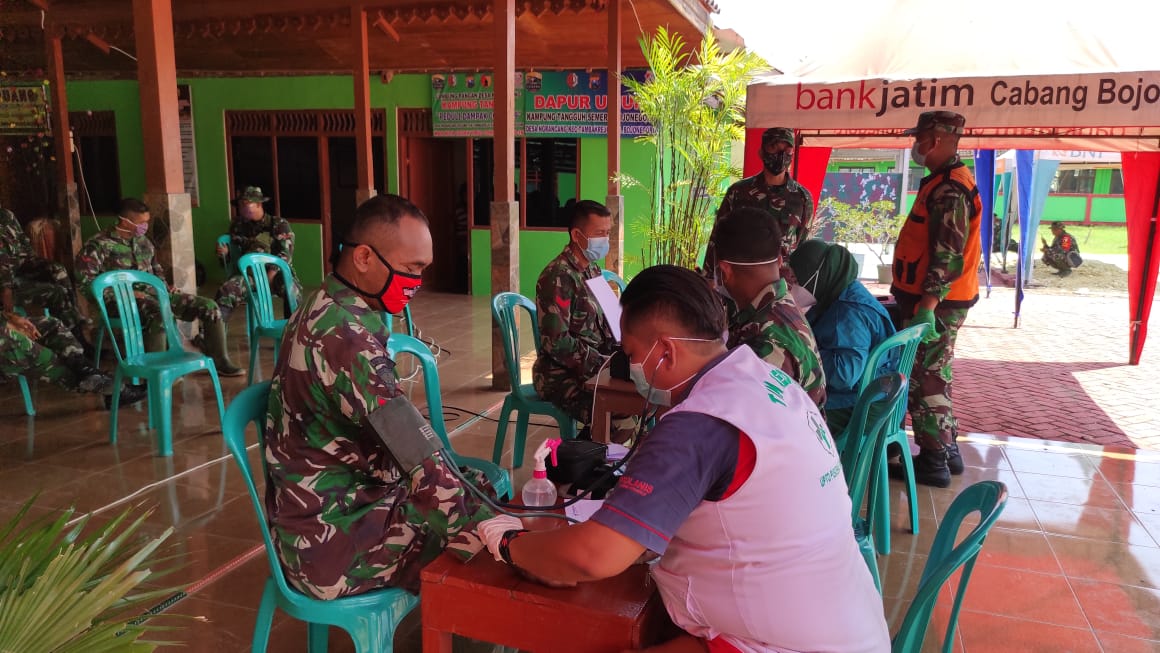 Petugas Kesehatan Tambakrejo, Cek Kondisi Tubuh Satgas TMMD Bojonegoro