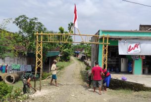 Satgas TMMD Bojonegoro Bantu Masyarakat Dusun Nglambangan Bangun Gapura