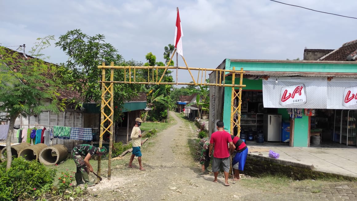 Satgas TMMD Bojonegoro Bantu Masyarakat Dusun Nglambangan Bangun Gapura