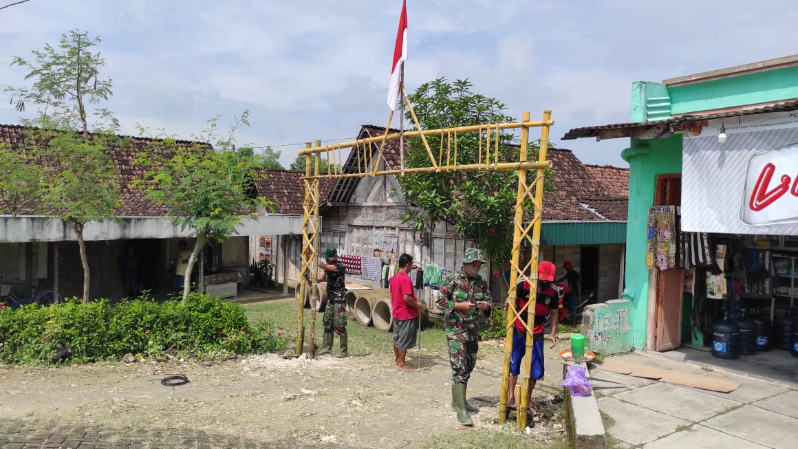 Satgas TMMD Bojonegoro Dirikan Gapura Masuk Dusun Nglambangan