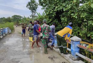 Ekskavator TMMD Bojonegoro Beroperasi, Jadi Hiburan Tersendiri Bagi Masyarakat Nglambangan