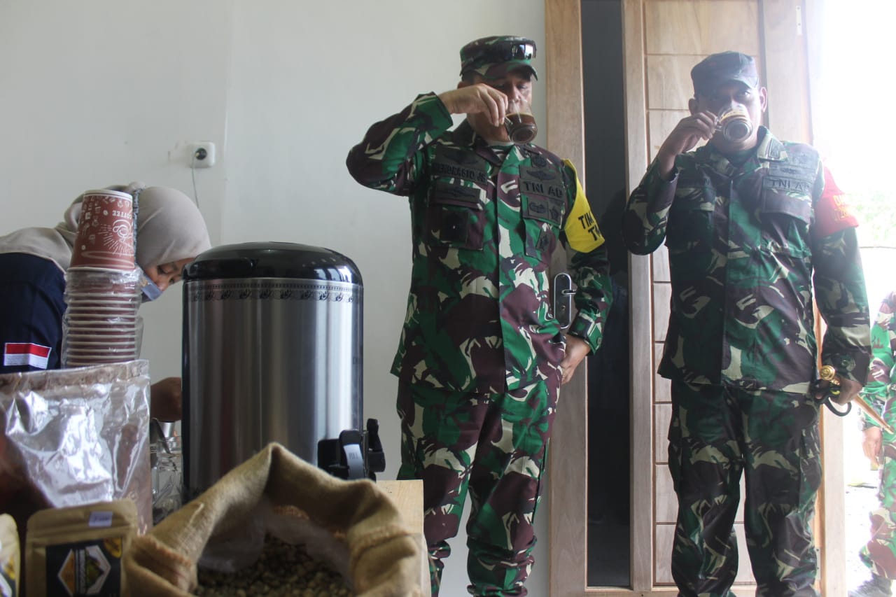 Peduli UMKM, Katim Wasev Kunjungi Sentra Pembuatan Kopi Brenggolo