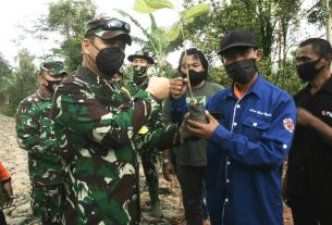 Mayjen TNI Hendrasto Serahkan Bibit Tanaman Secara Simbolis