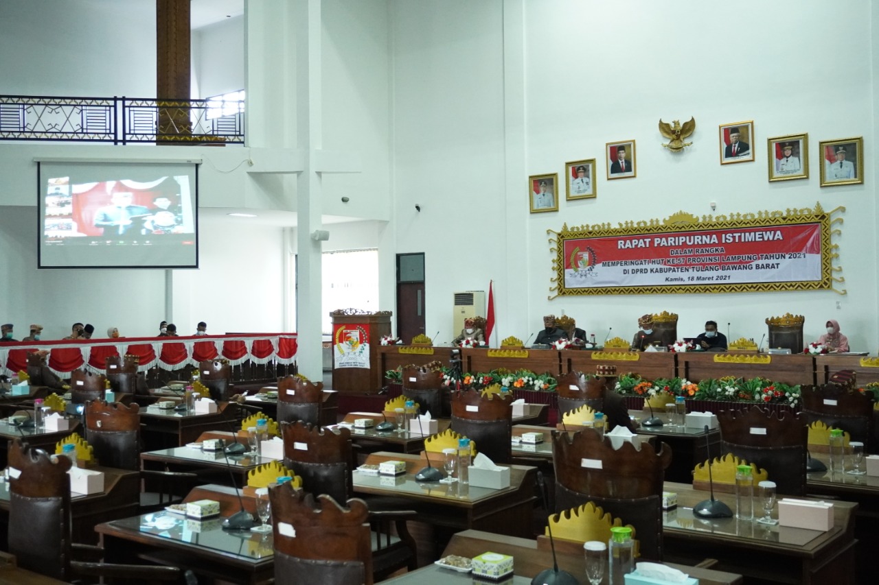 Bersama 8 Anggota DPRD Tubaba Bupati Umar Ahmad Ikuti Sidang Paripurna Hut Provinsi Lampung ke-57 dengan Hikmat