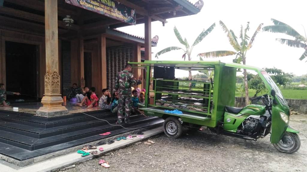 Satgas Ajak Anak-Anak Belajar Bersama Di Pos Kotis TMMD Bojonegoro