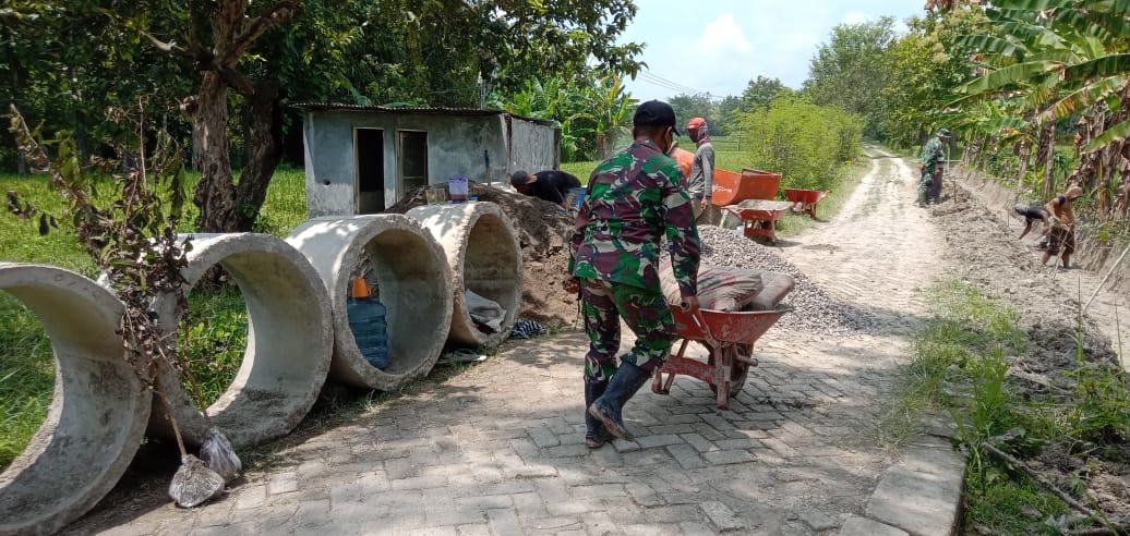 Pengerjaan Drainase TMMD Bojonegoro Jatimulyo Proses Pemasangan U-Ditch