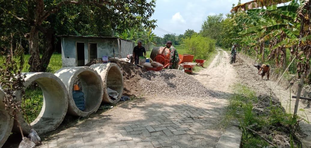 TMMD Bojonegoro Lanjutkan Pengerjaan Drainase Desa Jatimulyo