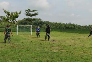 Babinsa Koramil Tambakrejo, Dampingi Satgas TMMD Bojonegoro Bersih Bersih Lapangan