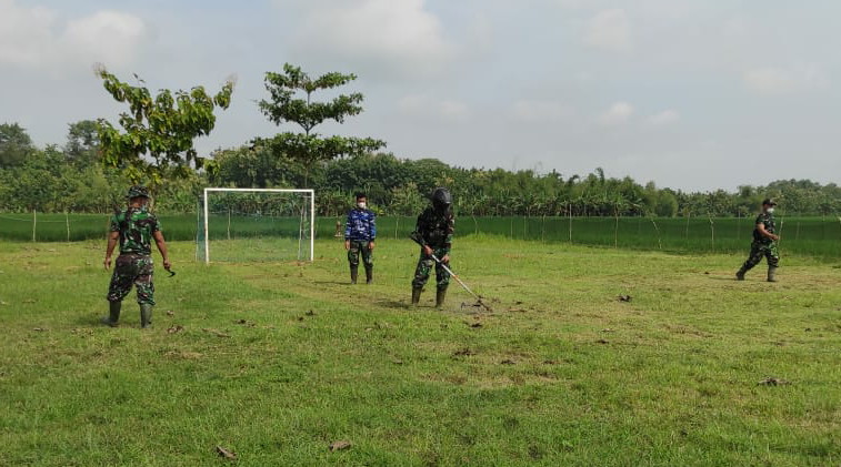 Babinsa Koramil Tambakrejo, Dampingi Satgas TMMD Bojonegoro Bersih Bersih Lapangan