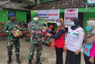 Menjaga Kesehatan Masyarakat, Satgas TMMD Bojonegoro Berikan Ratusan Bibit Kunir Putih