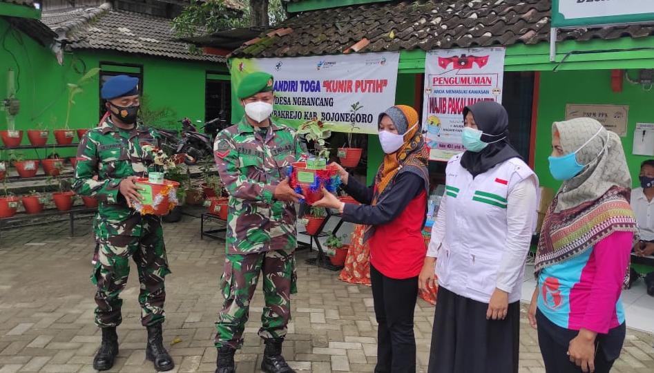 Menjaga Kesehatan Masyarakat, Satgas TMMD Bojonegoro Berikan Ratusan Bibit Kunir Putih