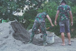 Kebut Pembangunan Gedung Sekolah, Satgas TMMD Bojonegoro Terampil Siapkan Adukan Pasir