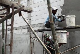 TMMD Bojonegoro Di Tambakrejo, Satgas Kerjakan Sasaran Plester Dinding Gedung SDN Ngrancang