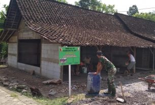 Bantu Siapkan Adukan, Warga Dan Satgas TMMD Kebut Bedah Rumah